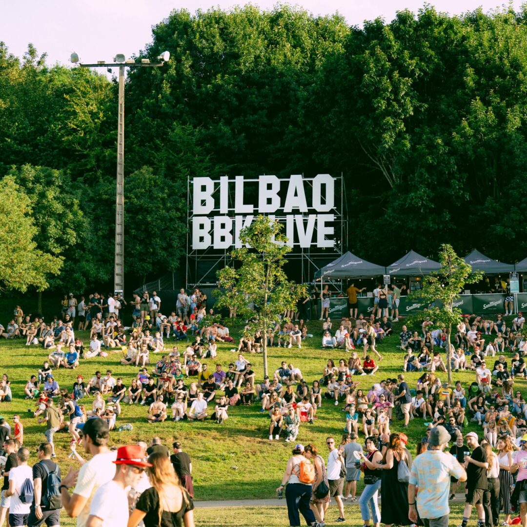 Ambiente de la campa de Bilbao BBK Live con el logo del festival en el fondo