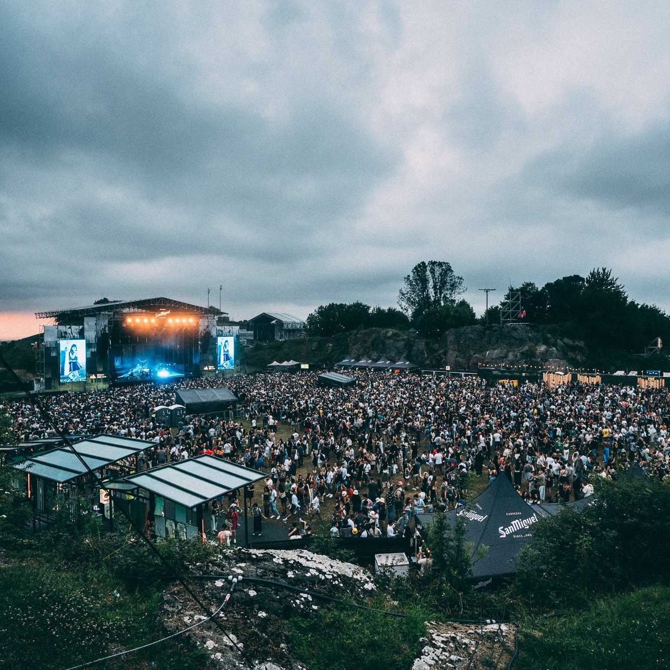 Ambiente del escenario San Miguel desde arriba en Bilbao BBK Live 2025